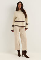 Beige raidallinen neulepusero