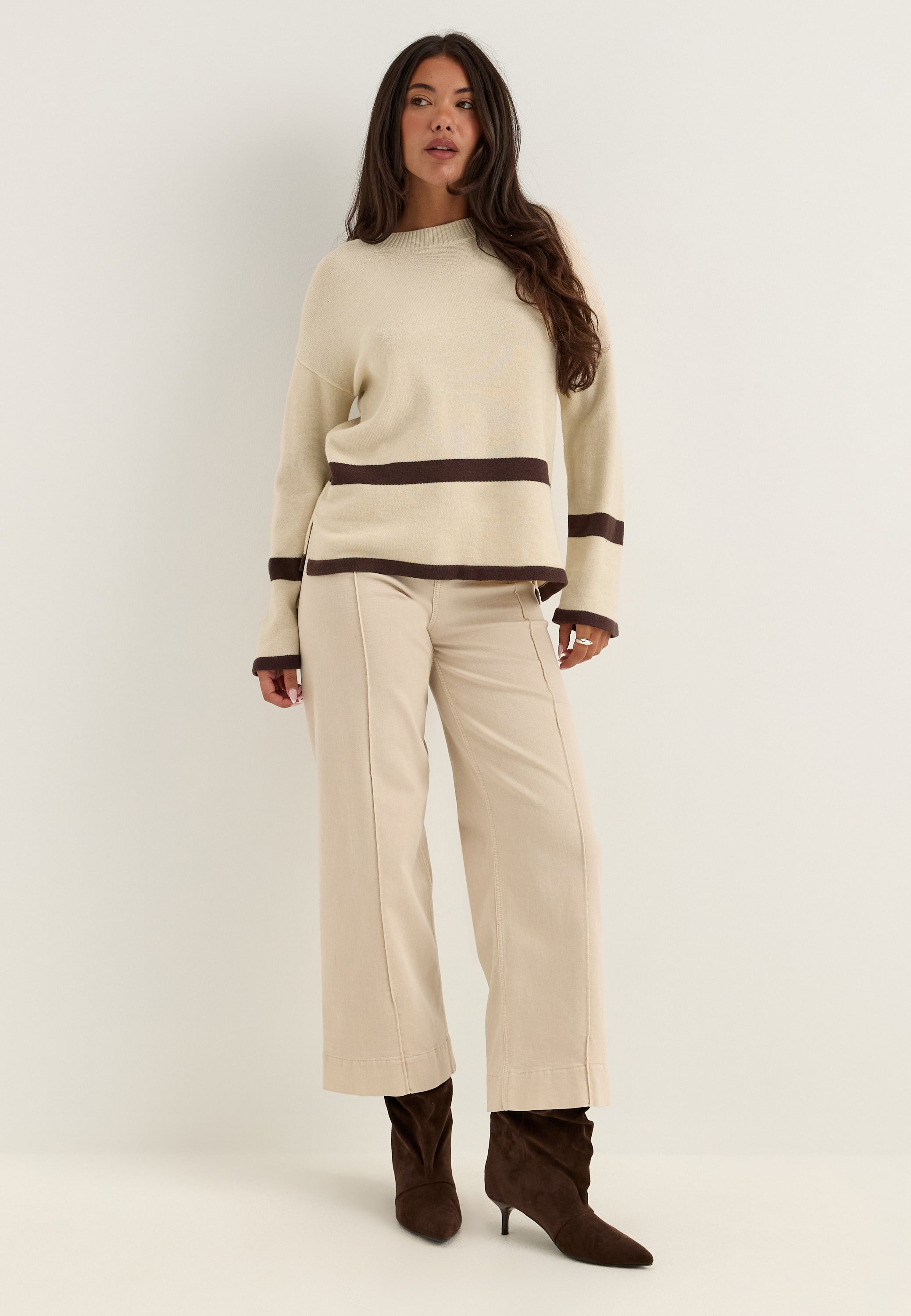 Beige raidallinen neulepusero