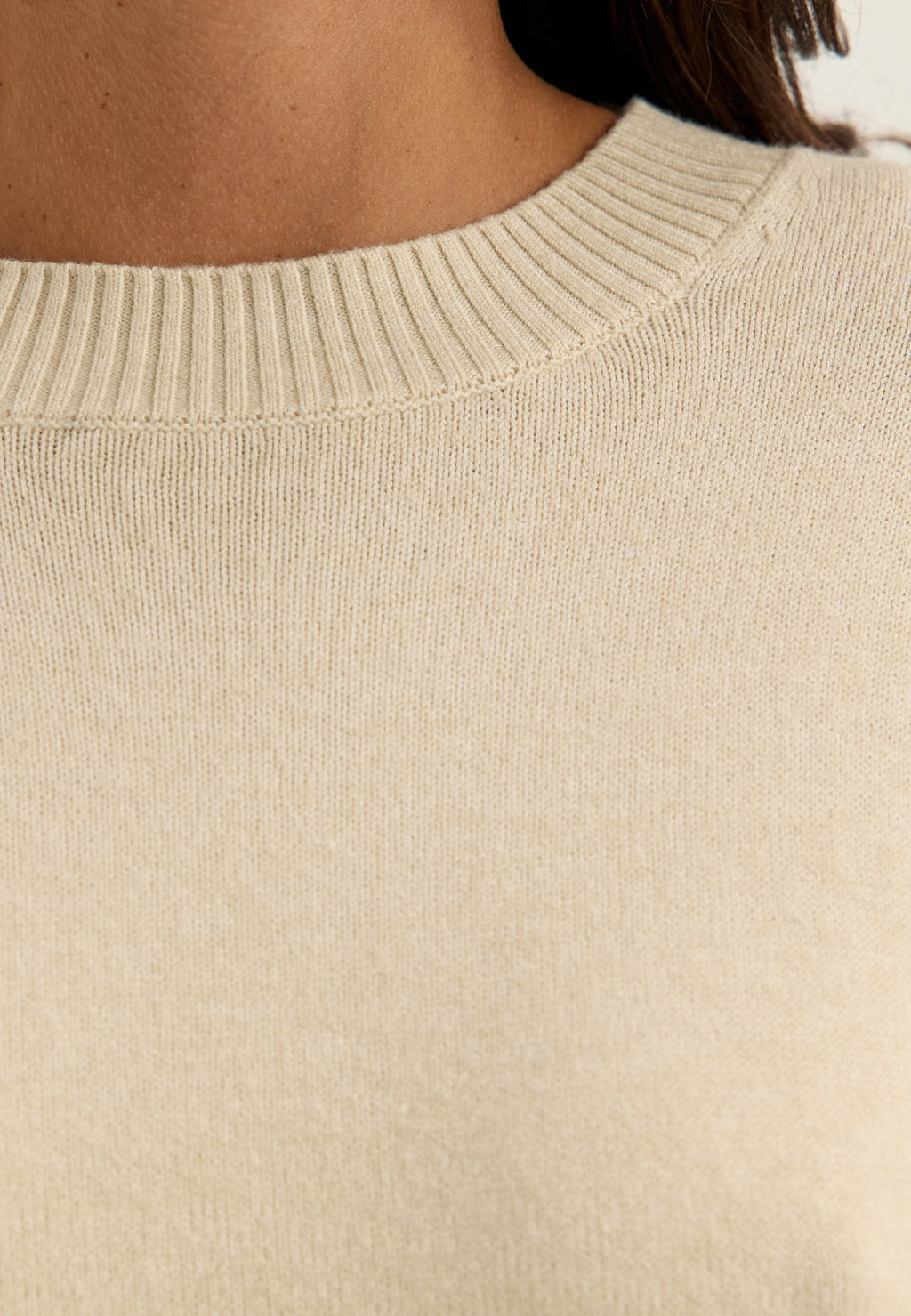 Beige raidallinen neulepusero