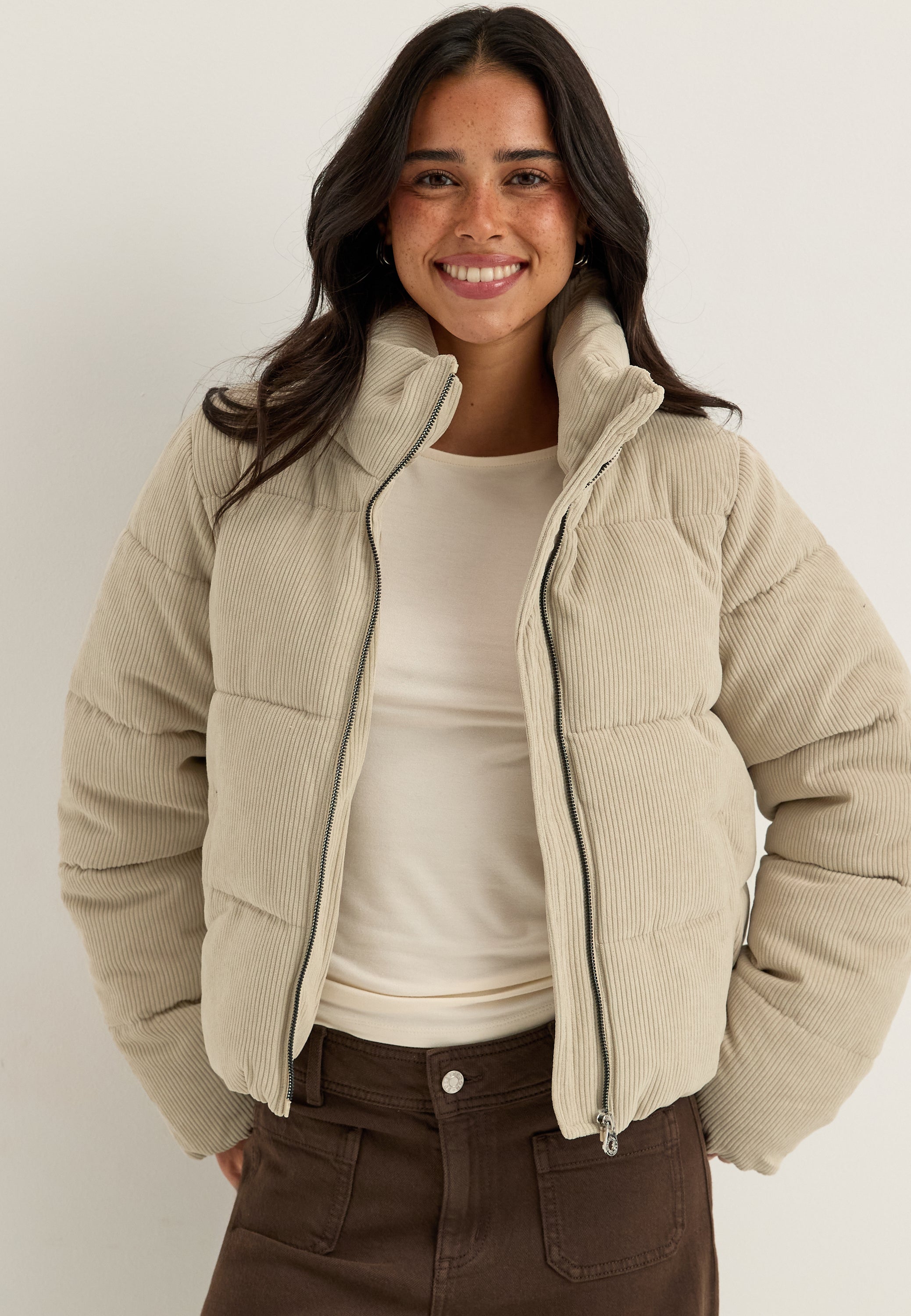 Beige vakosamettinen toppatakki, lyhyt