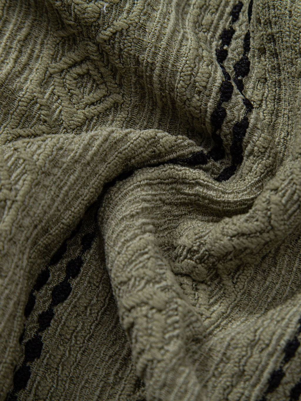 Setti: geometrinen jacquard-nappipaita ja kreppipintaiset shortsit