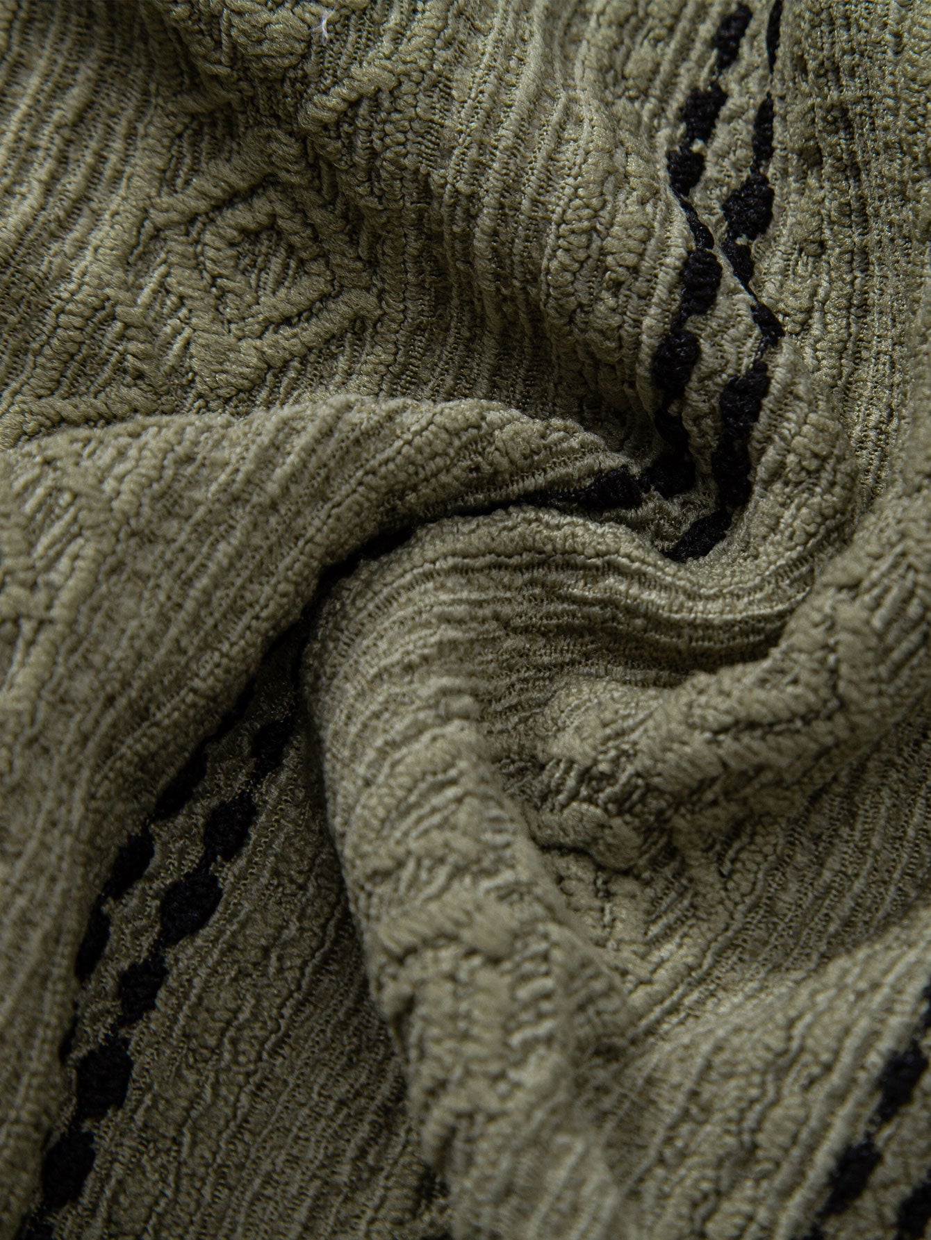 Setti: geometrinen jacquard-nappipaita ja kreppipintaiset shortsit