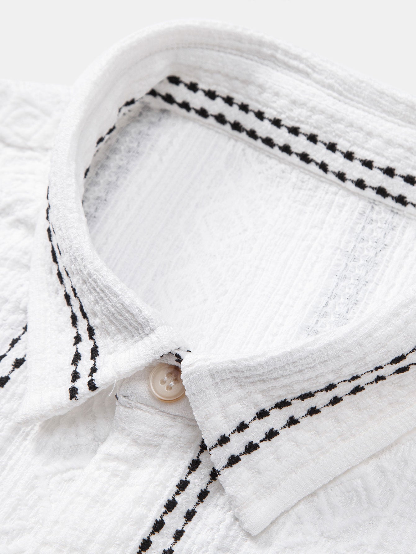 Setti: geometrinen jacquard-nappipaita ja kreppipintaiset shortsit