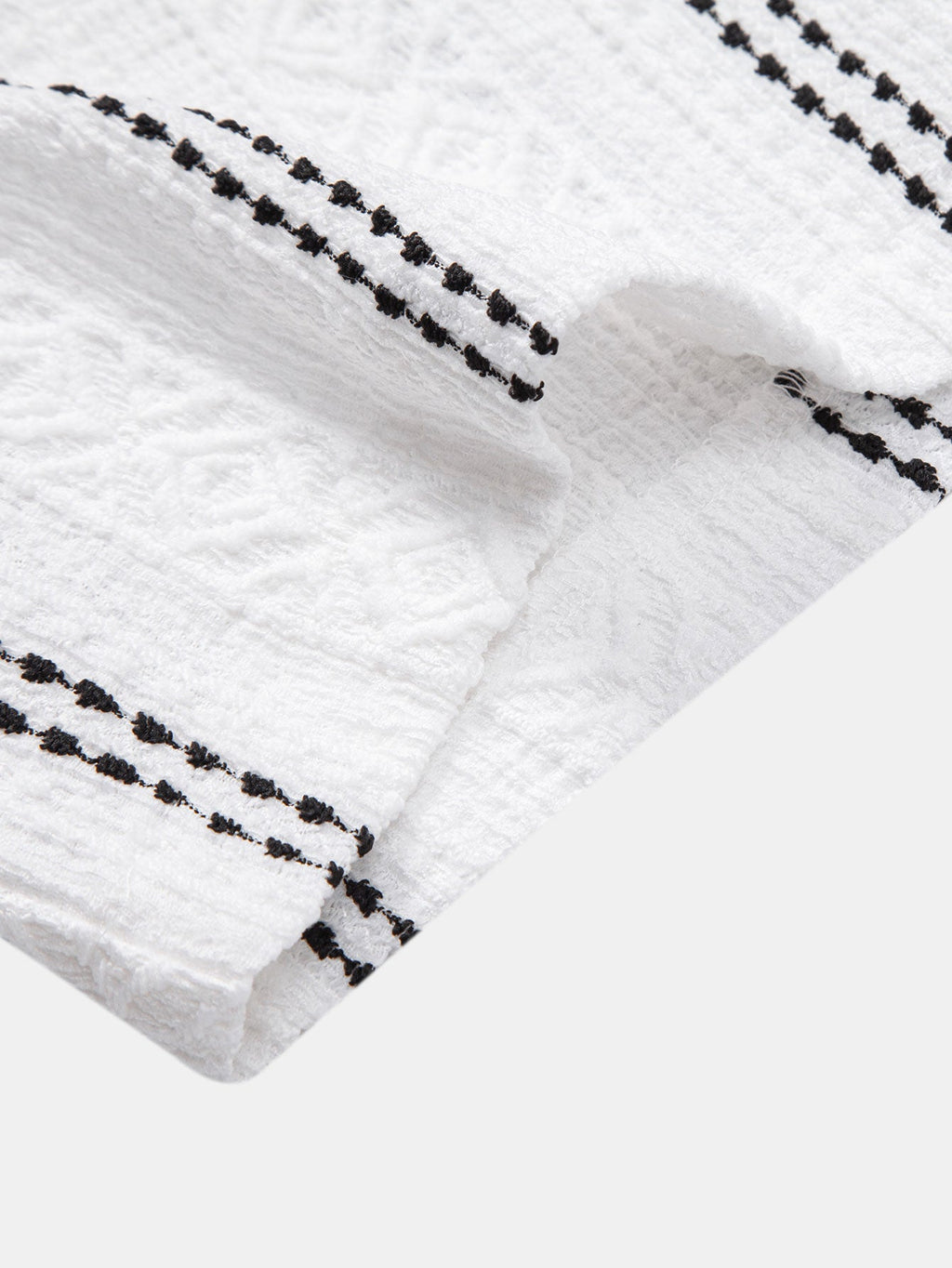 Setti: geometrinen jacquard-nappipaita ja kreppipintaiset shortsit