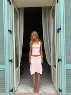 Vaaleanpunainen Elia-pitsitoppi aikuisen mallin yllä oviaukossa kokovartalokuvassa