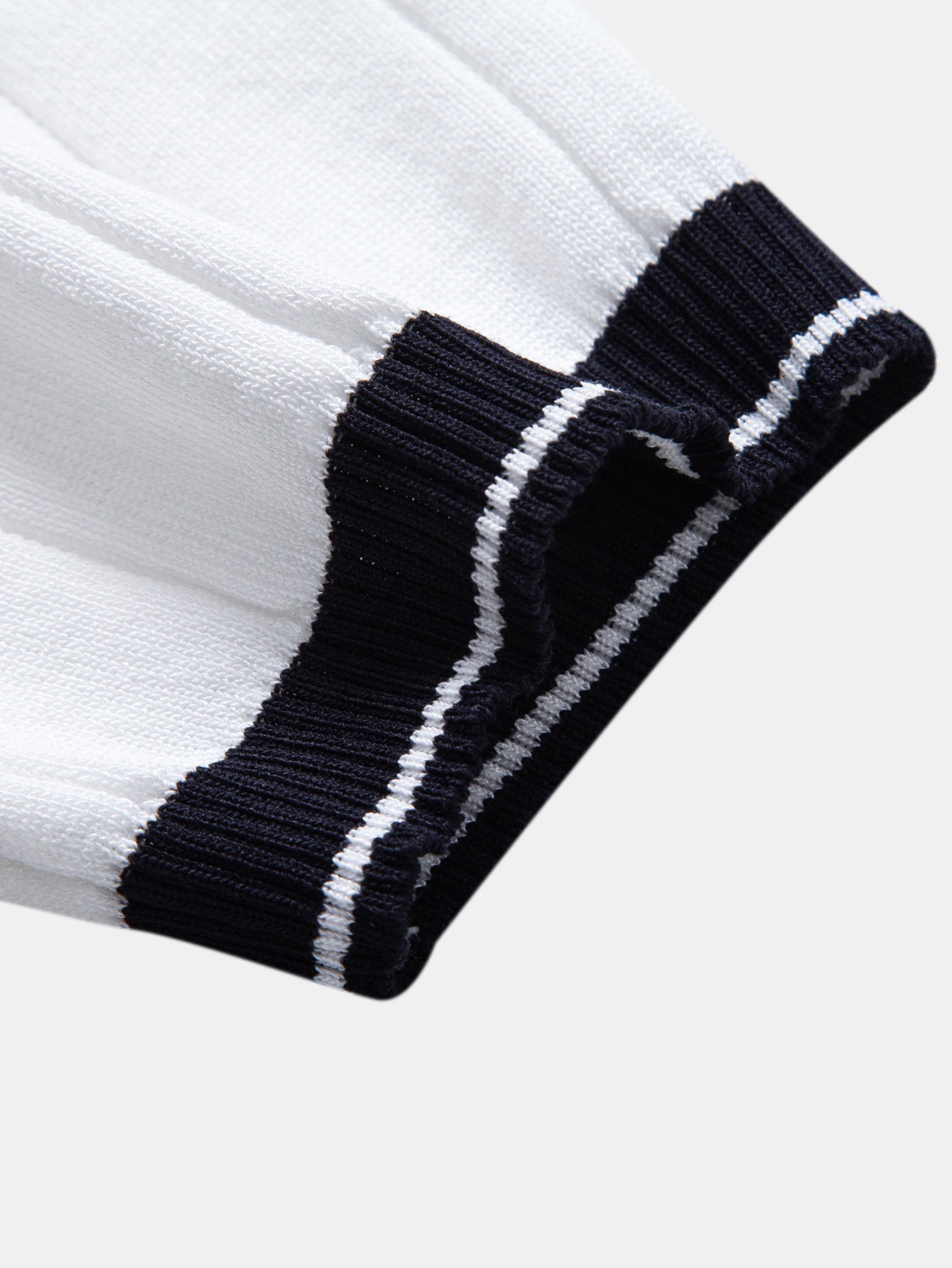 Setti: ribbikauluksinen pikeepaita ja kapenevat slim fit -housut