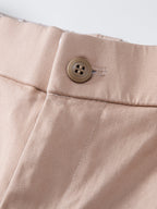 Chino-shortsien vyötärön napin ja vyölenkkien yksityiskohta