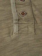 Henley-T-paidan nappilistan alaosan ompeluyksityiskohta