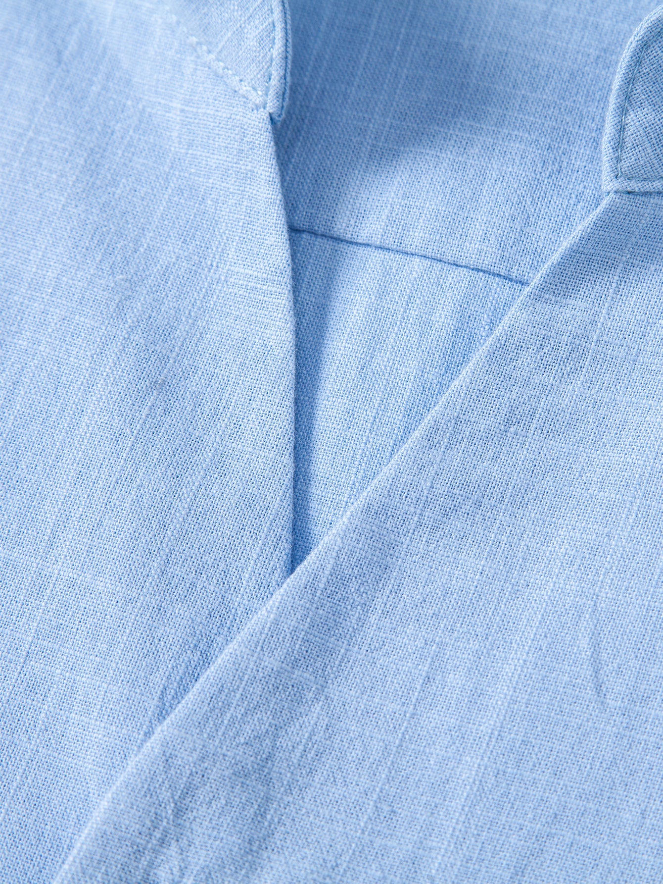Pellavatyylinen paita pystykauluksella ja V-pääntiellä
