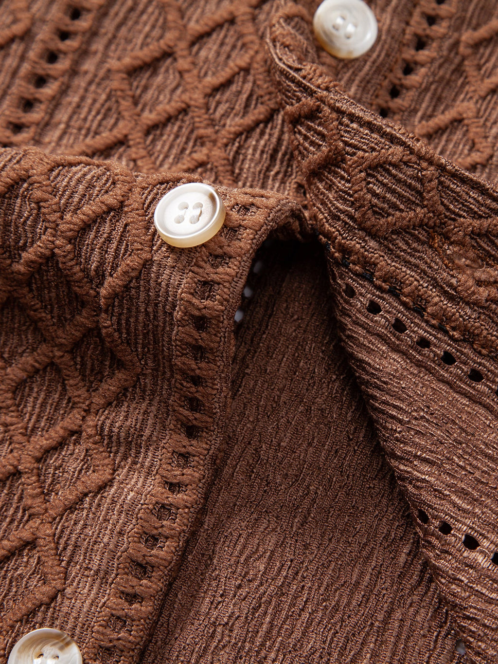 Setti: jacquard-nappipaita vinoneliökuviolla ja kreppipintaiset shortsit