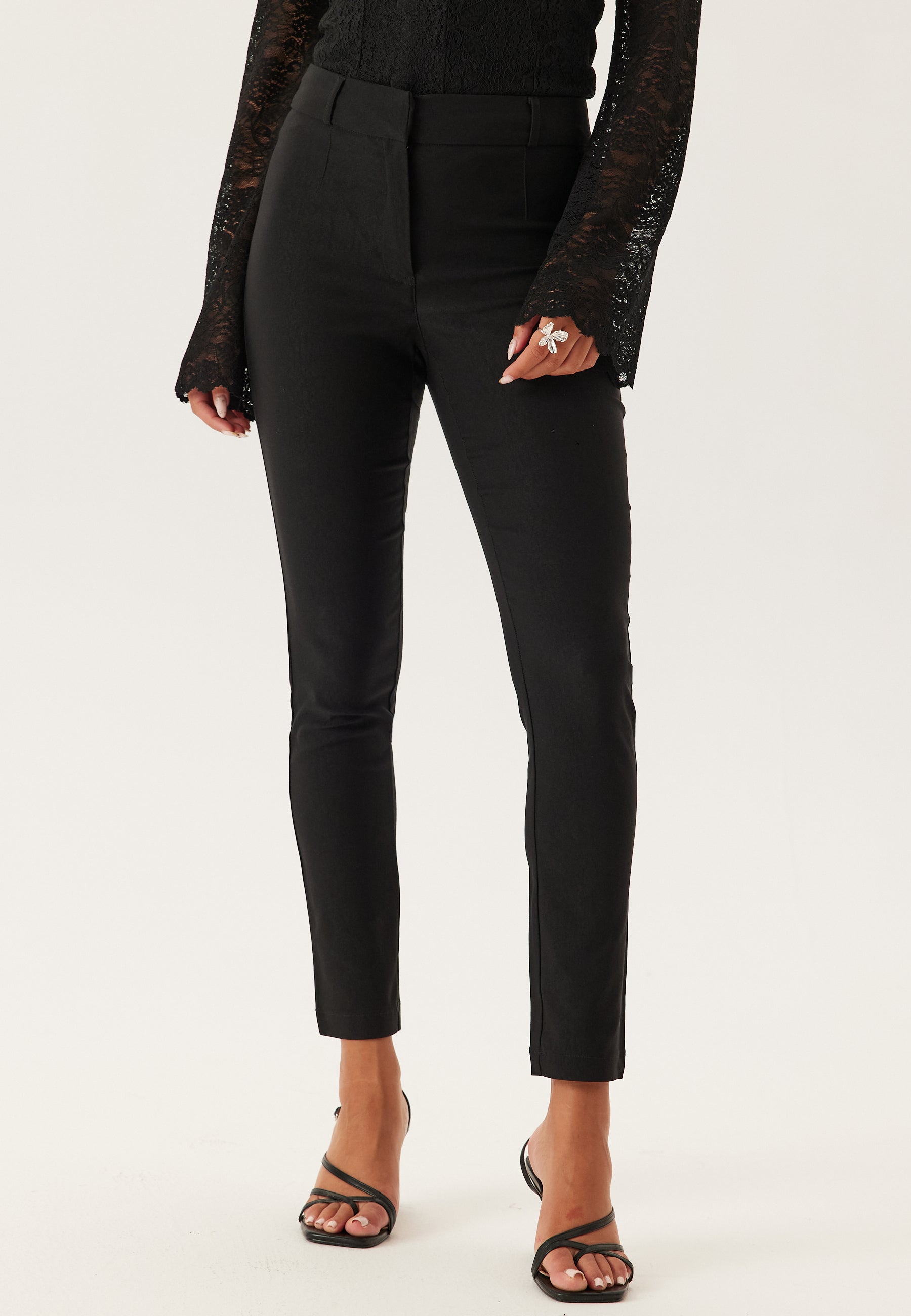 Mustat, nilkkapituiset skinny-housut