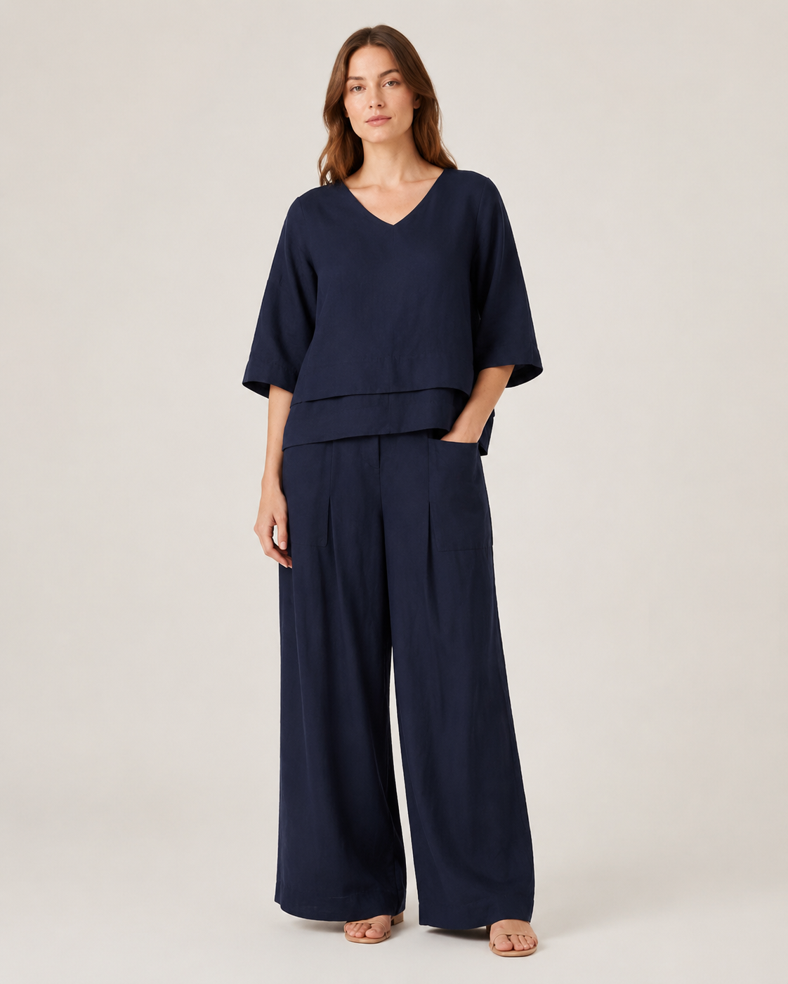 Conjunto feminino de duas peças azul-marinho em modelo, vista de corpo inteiro