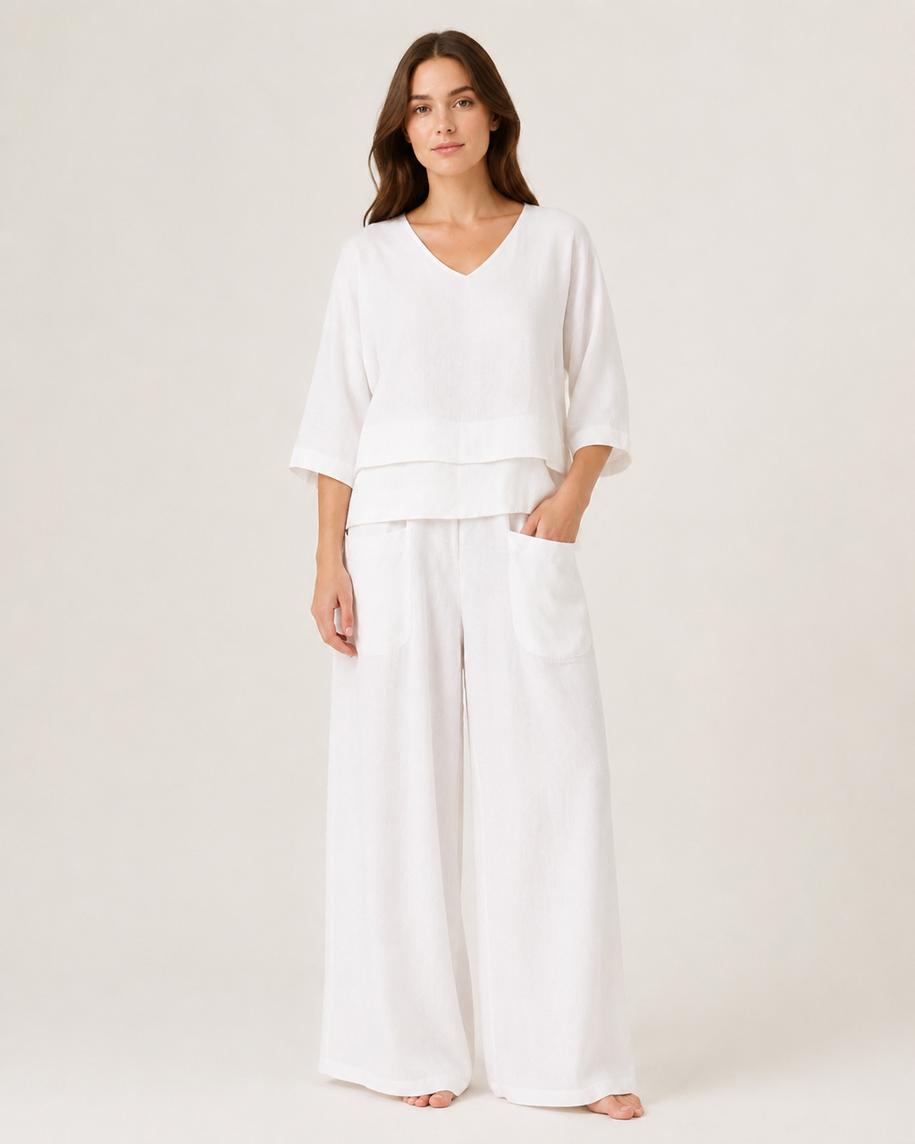 Conjunto feminino de duas peças branco em modelo, vista de corpo inteiro