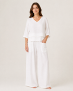 Conjunto feminino de duas peças branco em modelo, vista de corpo inteiro