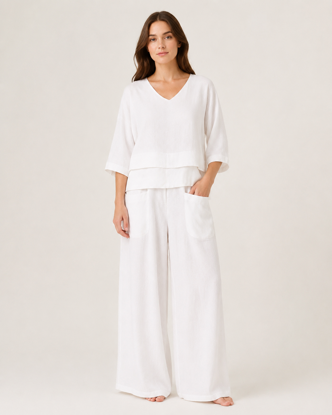 Conjunto feminino de duas peças branco em modelo, vista de corpo inteiro