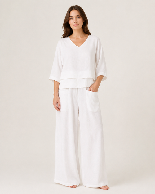 Conjunto feminino de duas peças branco em modelo, vista de corpo inteiro