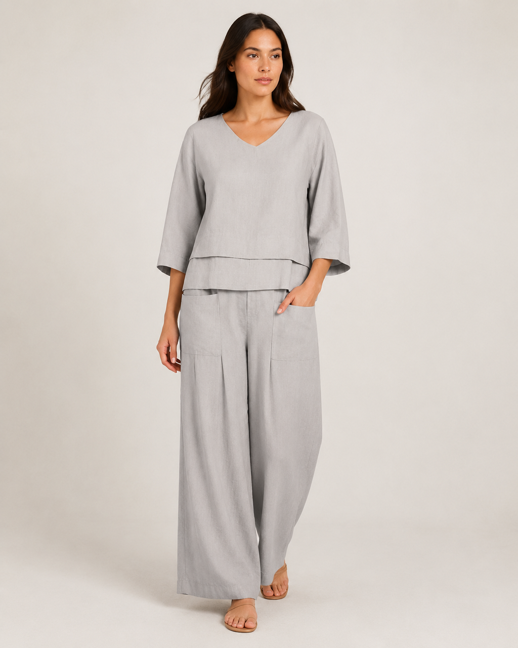 Conjunto feminino de duas peças cinzento em modelo, vista de corpo inteiro