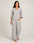Conjunto feminino de duas peças cinzento em modelo, vista de corpo inteiro