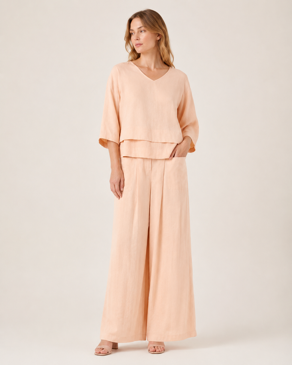 Conjunto feminino de duas peças damasco em modelo, vista de corpo inteiro