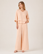 Conjunto feminino de duas peças damasco em modelo, vista de corpo inteiro