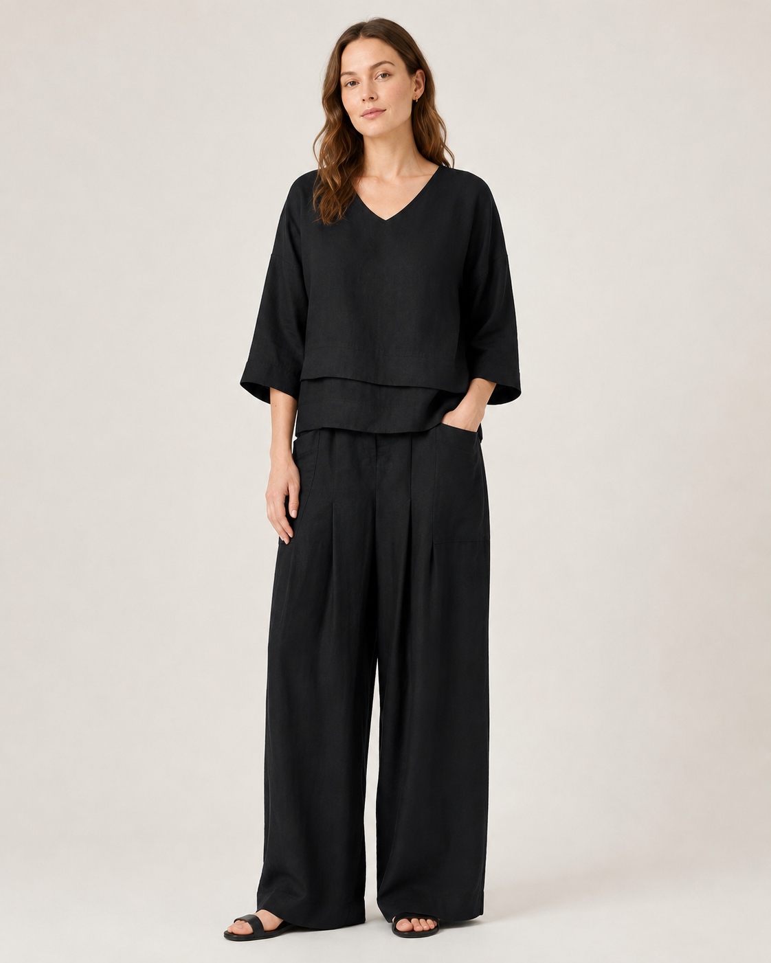 Conjunto feminino de duas peças preto em modelo, vista de corpo inteiro