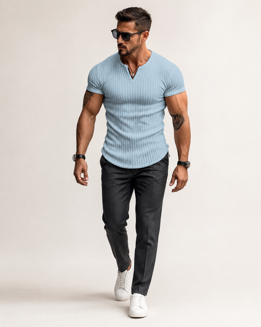 Modelo adulto de corpo inteiro com camisa Henley masculina canelada azul-clara em estúdio off-white