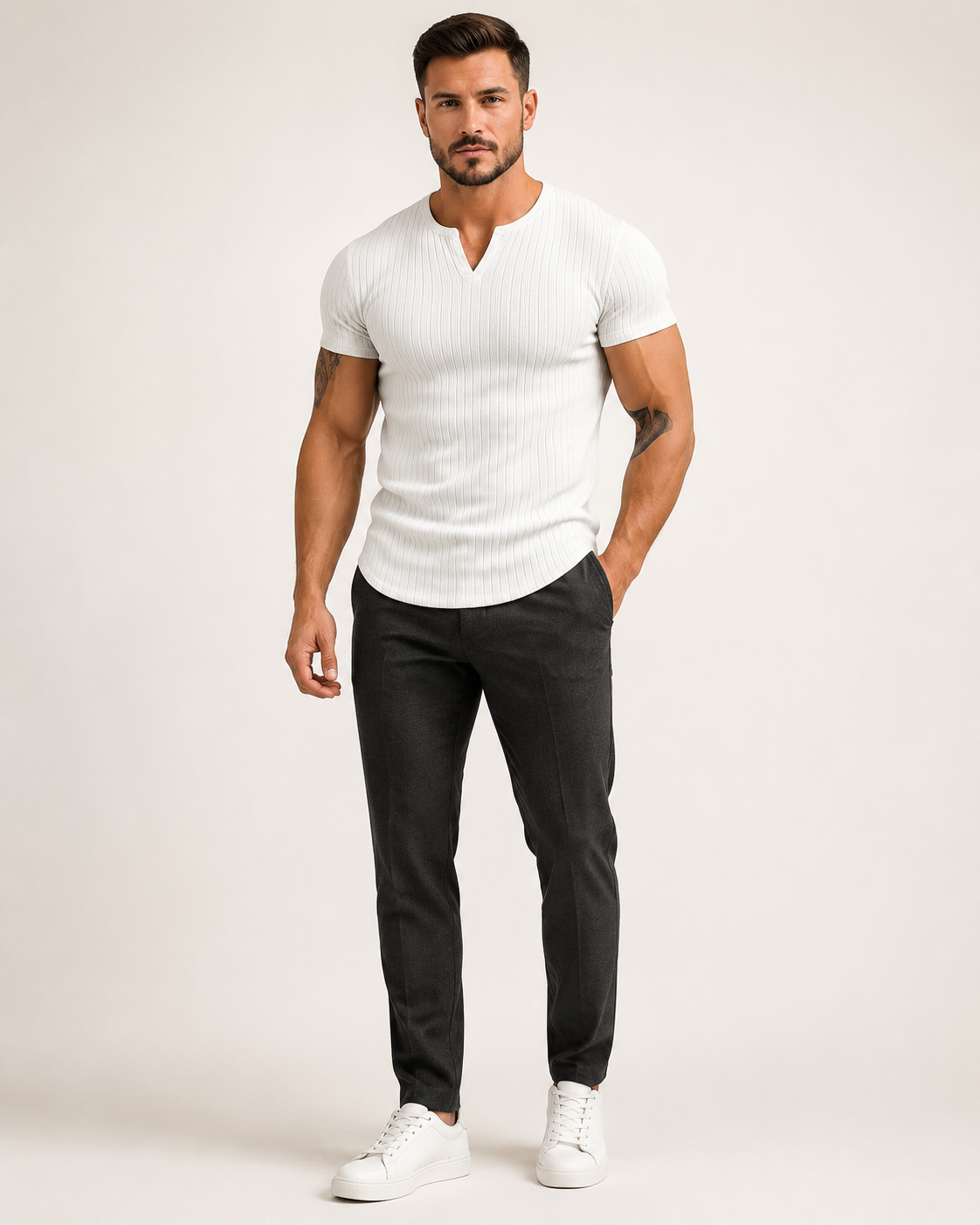 Modelo adulto de corpo inteiro com camisa Henley masculina canelada branca em estúdio off-white