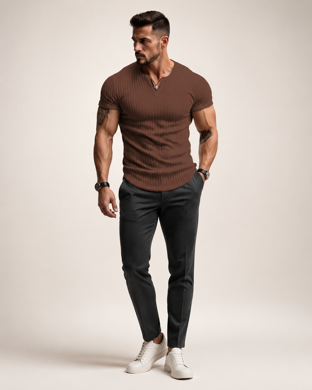 Modelo adulto de corpo inteiro com camisa Henley masculina canelada castanha em estúdio off-white
