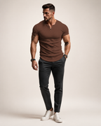 Modelo adulto de corpo inteiro com camisa Henley masculina canelada castanha em estúdio off-white