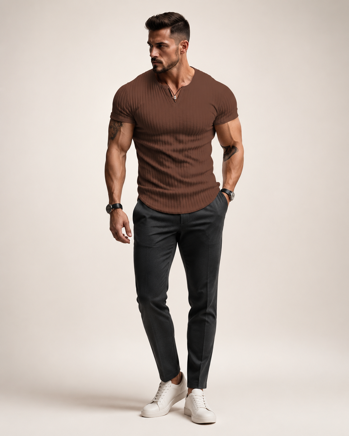 Modelo adulto de corpo inteiro com camisa Henley masculina canelada castanha em estúdio off-white