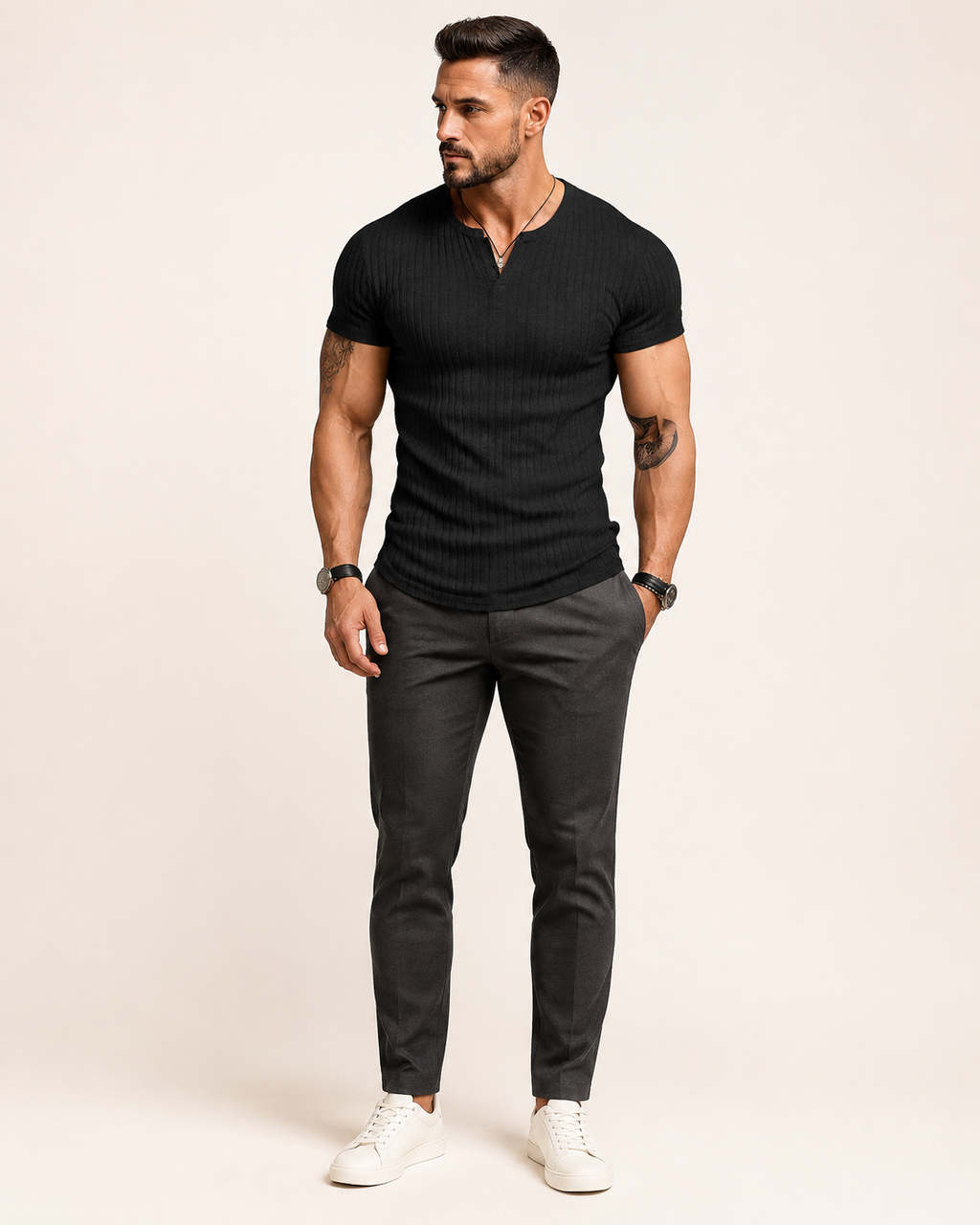 Modelo adulto de corpo inteiro com camisa Henley masculina canelada preta em estúdio off-white