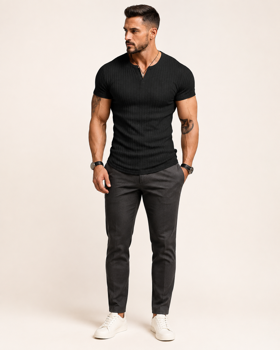 Modelo adulto de corpo inteiro com camisa Henley masculina canelada preta em estúdio off-white