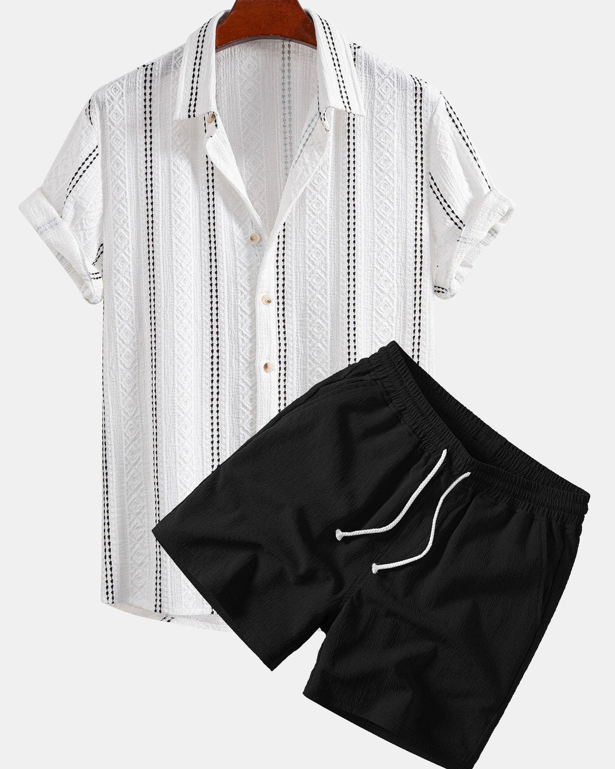 Musta geometrinen jacquard-nappipaita ja kreppipintaiset shortsit 4:5-tuotekuvassa