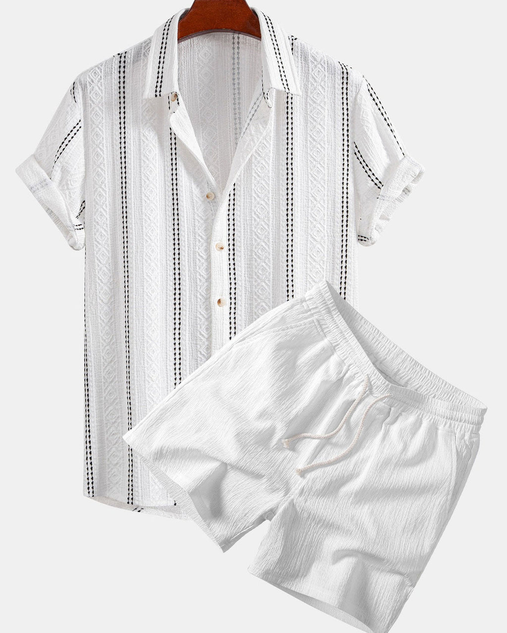 Valkoinen geometrinen jacquard-nappipaita ja kreppipintaiset shortsit 4:5-tuotekuvassa