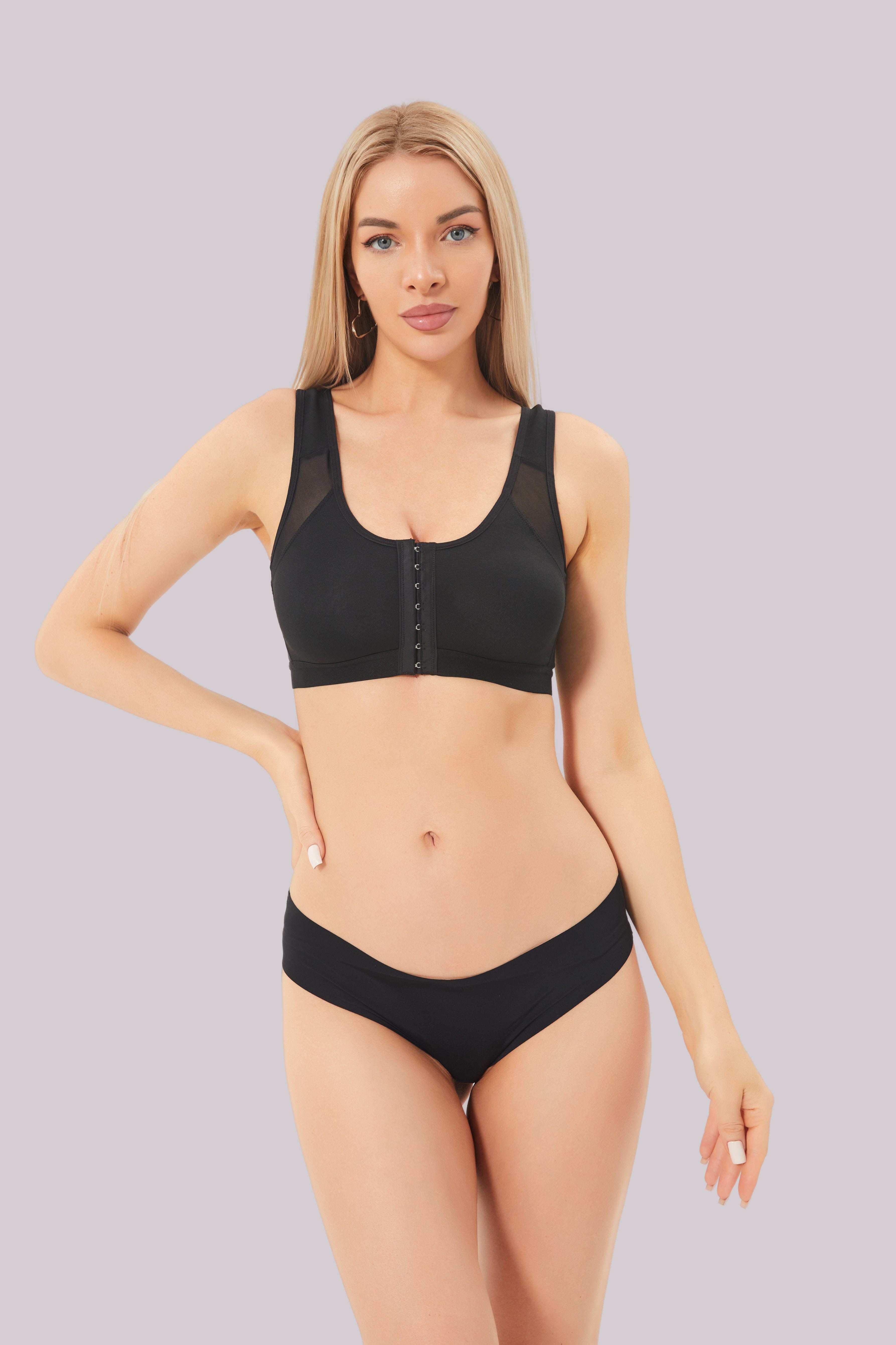 Soutien de suporte preto vestido por modelo