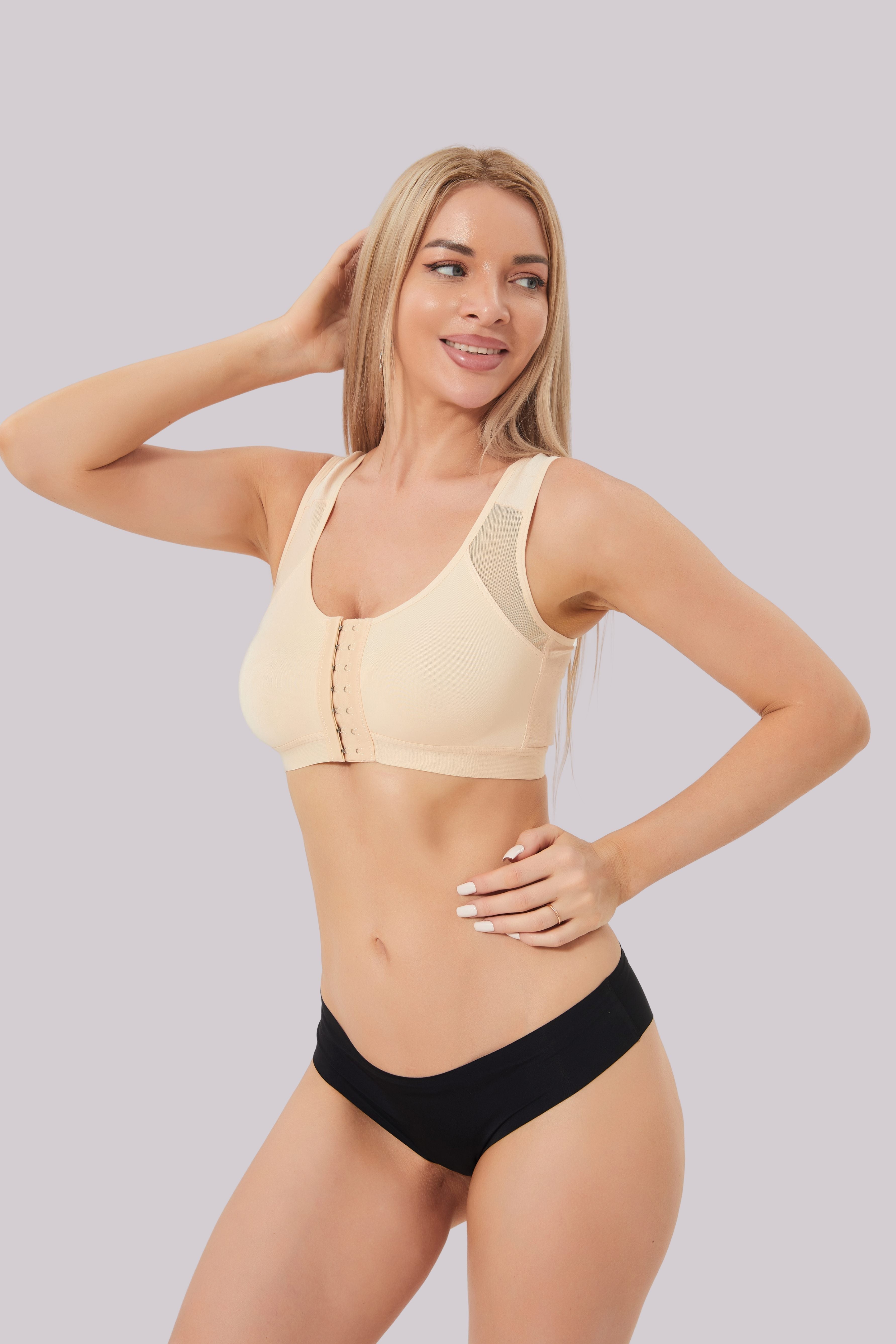 Soutien de suporte bege vestido por modelo