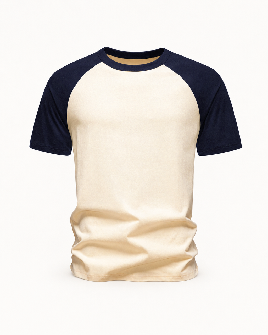 Beige puuvillainen T-paita raglan-hihoilla erillisenä tuotteena lämpimän valkoisessa studiossa