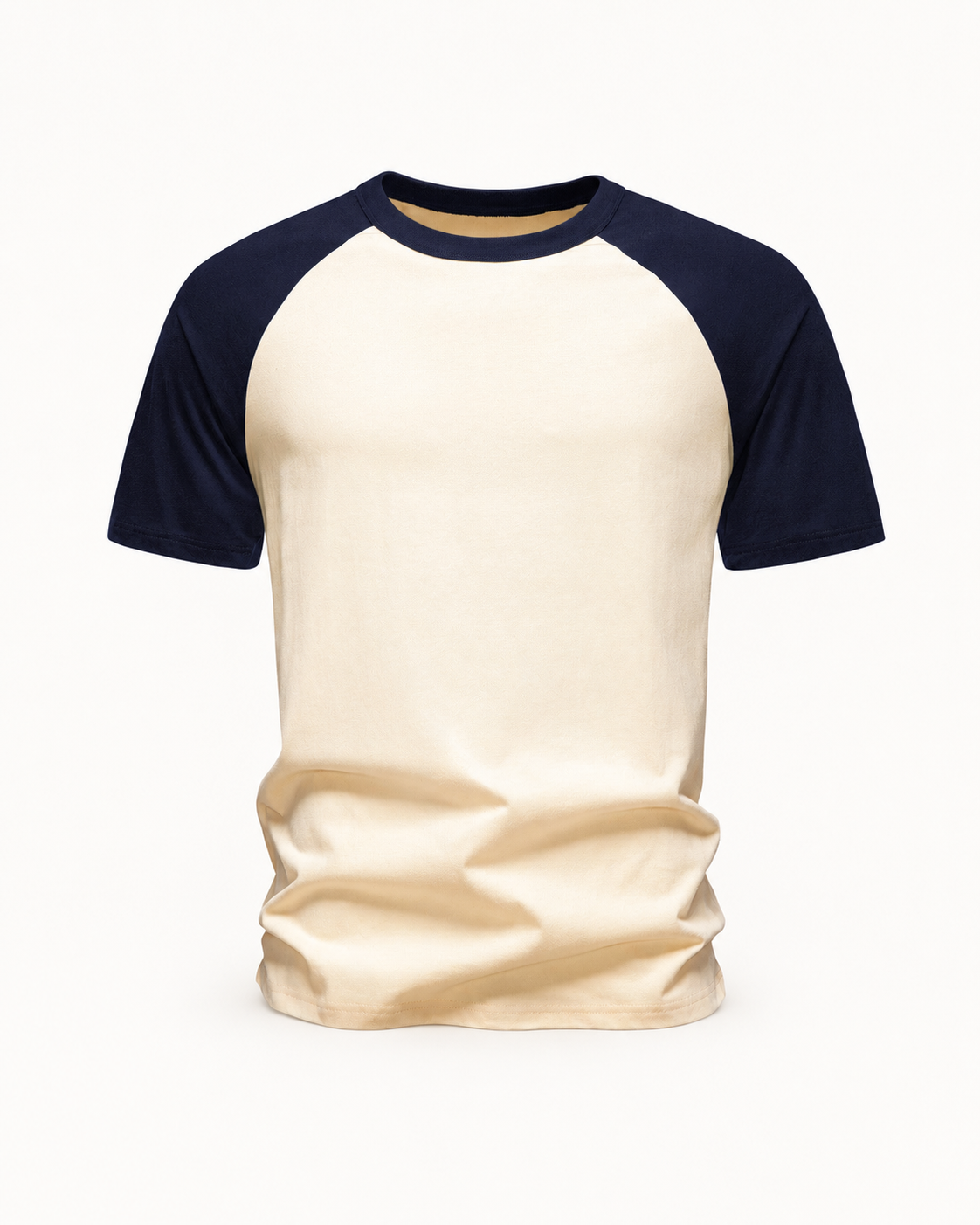 Beige puuvillainen T-paita raglan-hihoilla erillisenä tuotteena lämpimän valkoisessa studiossa