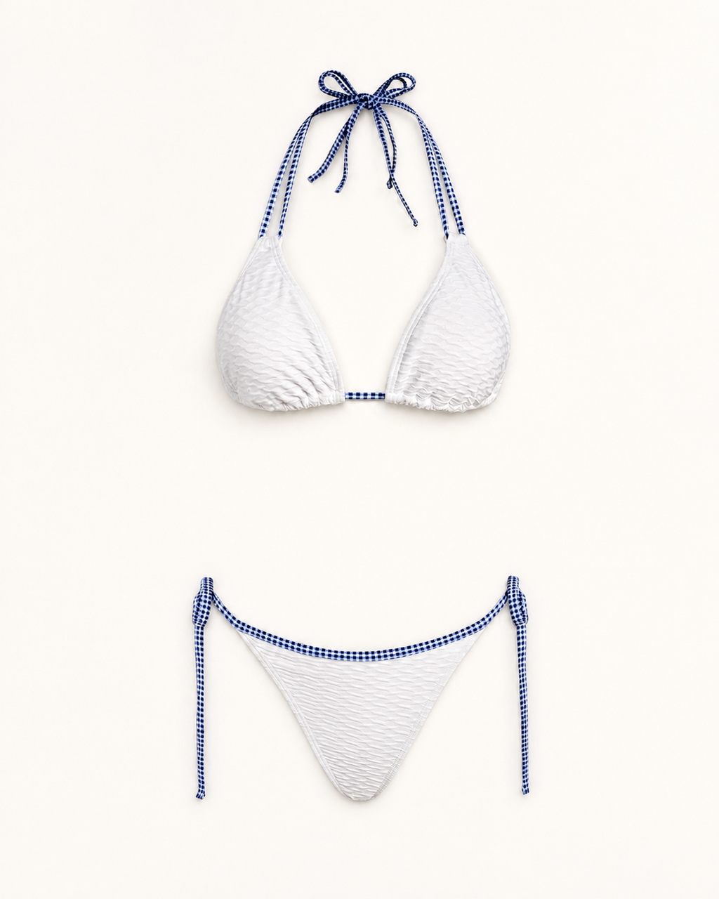 Valkoinen teksturoitu halterneck-bikini sinivalkoisilla ruutuatiljoilla, tekninen tuotekuva
