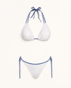 Valkoinen teksturoitu halterneck-bikini sinivalkoisilla ruutuatiljoilla, tekninen tuotekuva