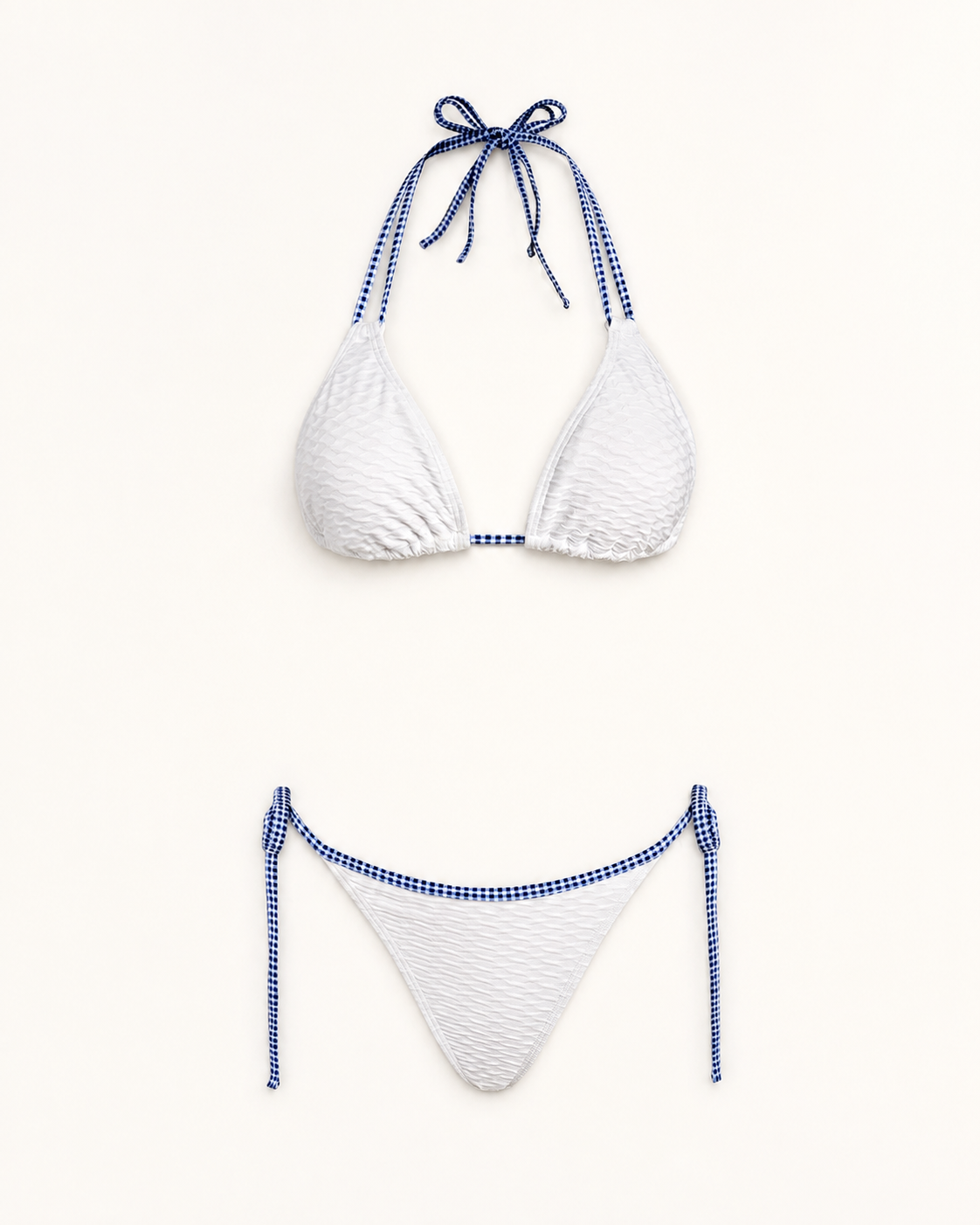 Valkoinen teksturoitu halterneck-bikini sinivalkoisilla ruutuatiljoilla, tekninen tuotekuva